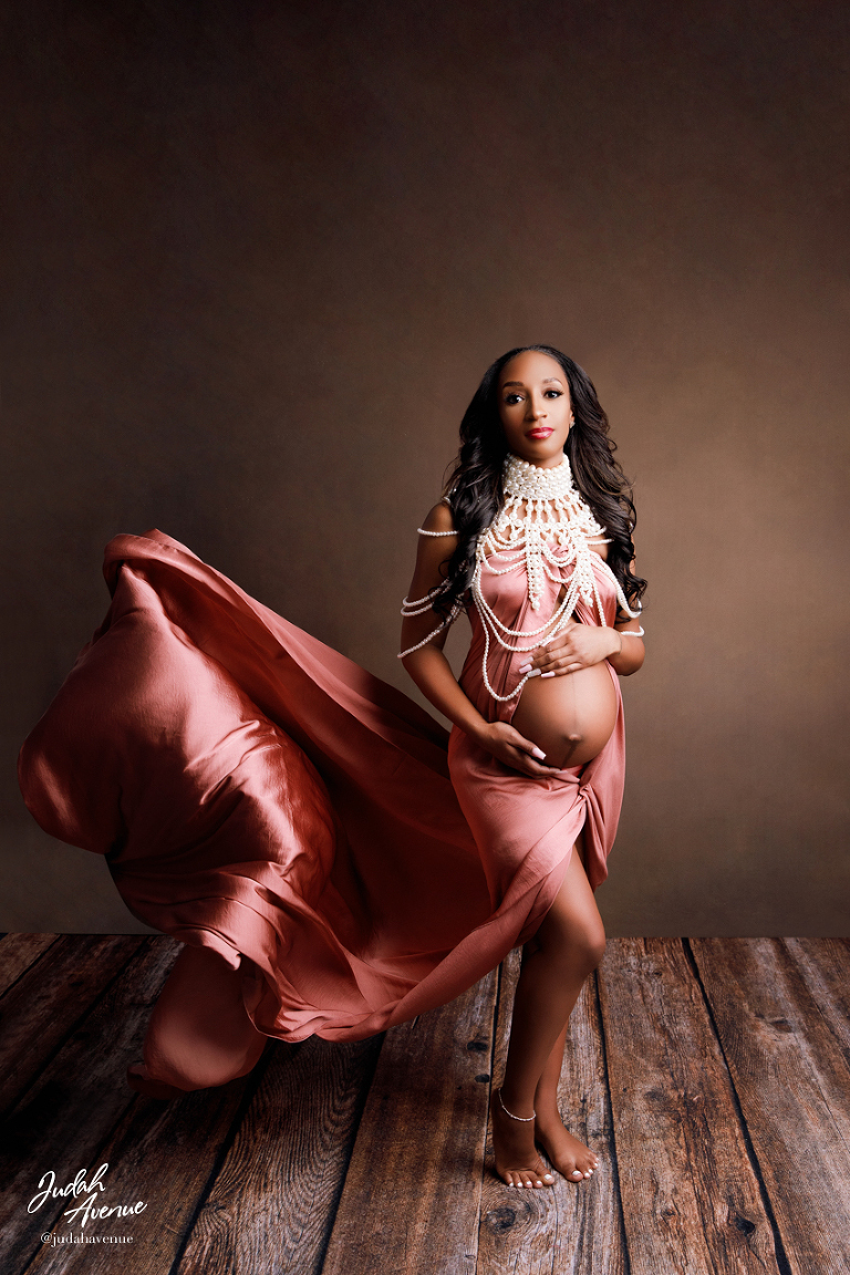 You Can Show Up With Nothing for Your Maternity Shoot! – Pregnancy
