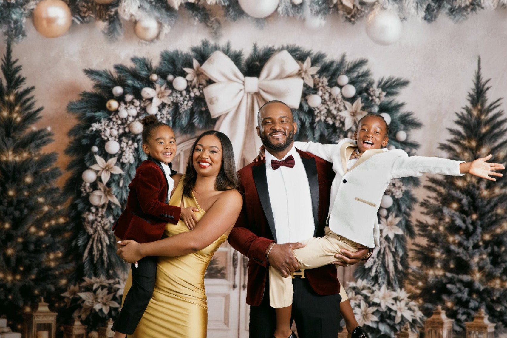 Gilded Holiday Christmas mini session in the DMV, gold storybook holiday backdrop for families