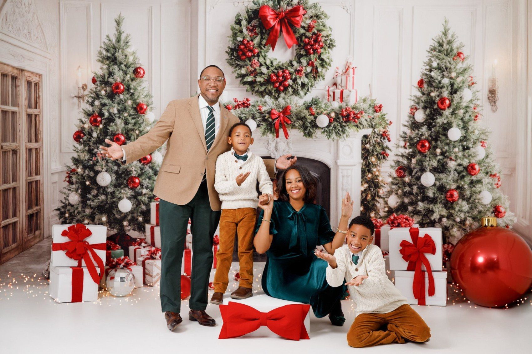 Christmas Noël mini session for DC, Maryland and Virginia families, classic red holiday backdrop