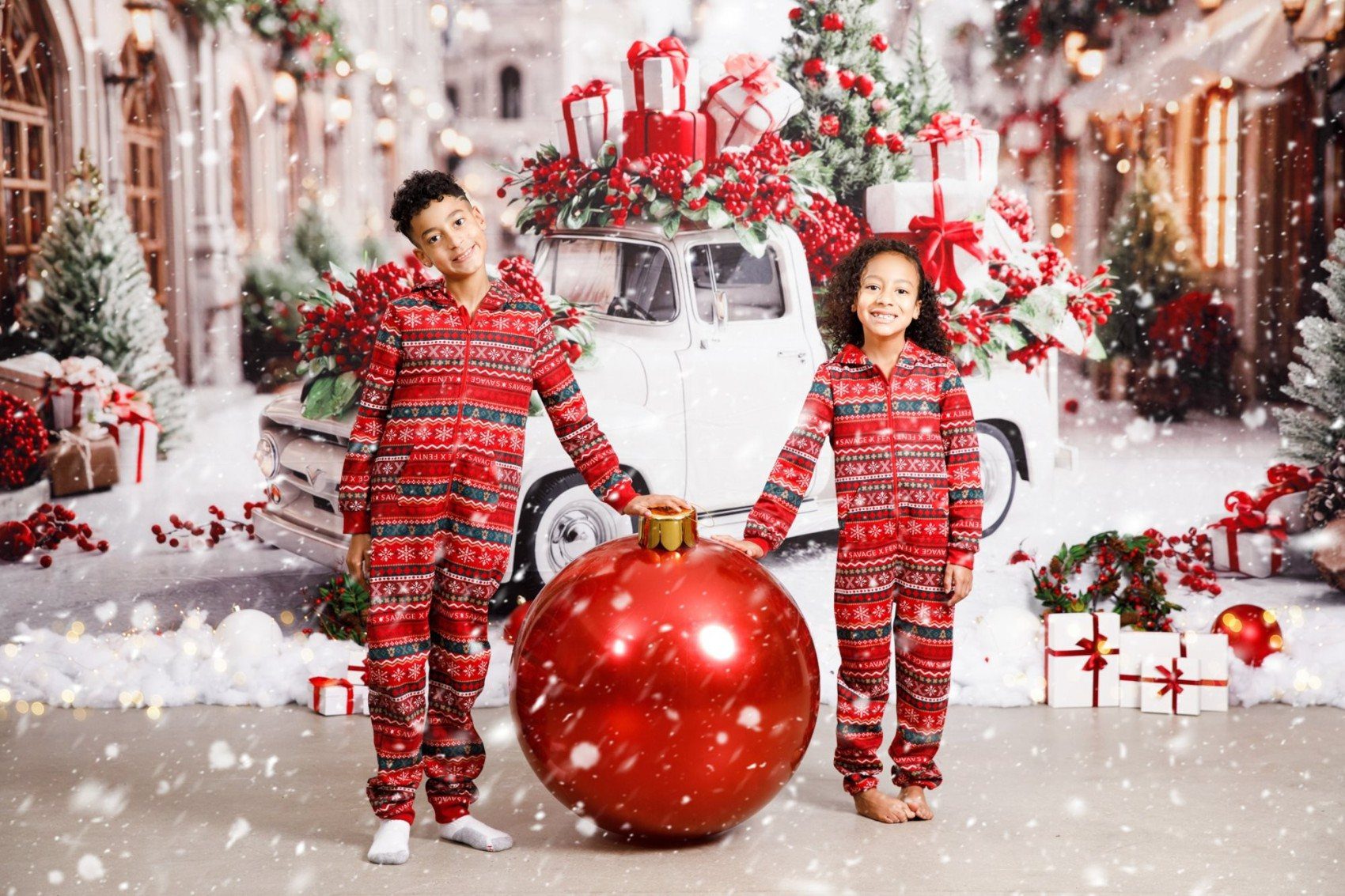 Christmas Noël mini session for DC, Maryland and Virginia families, classic red holiday backdrop