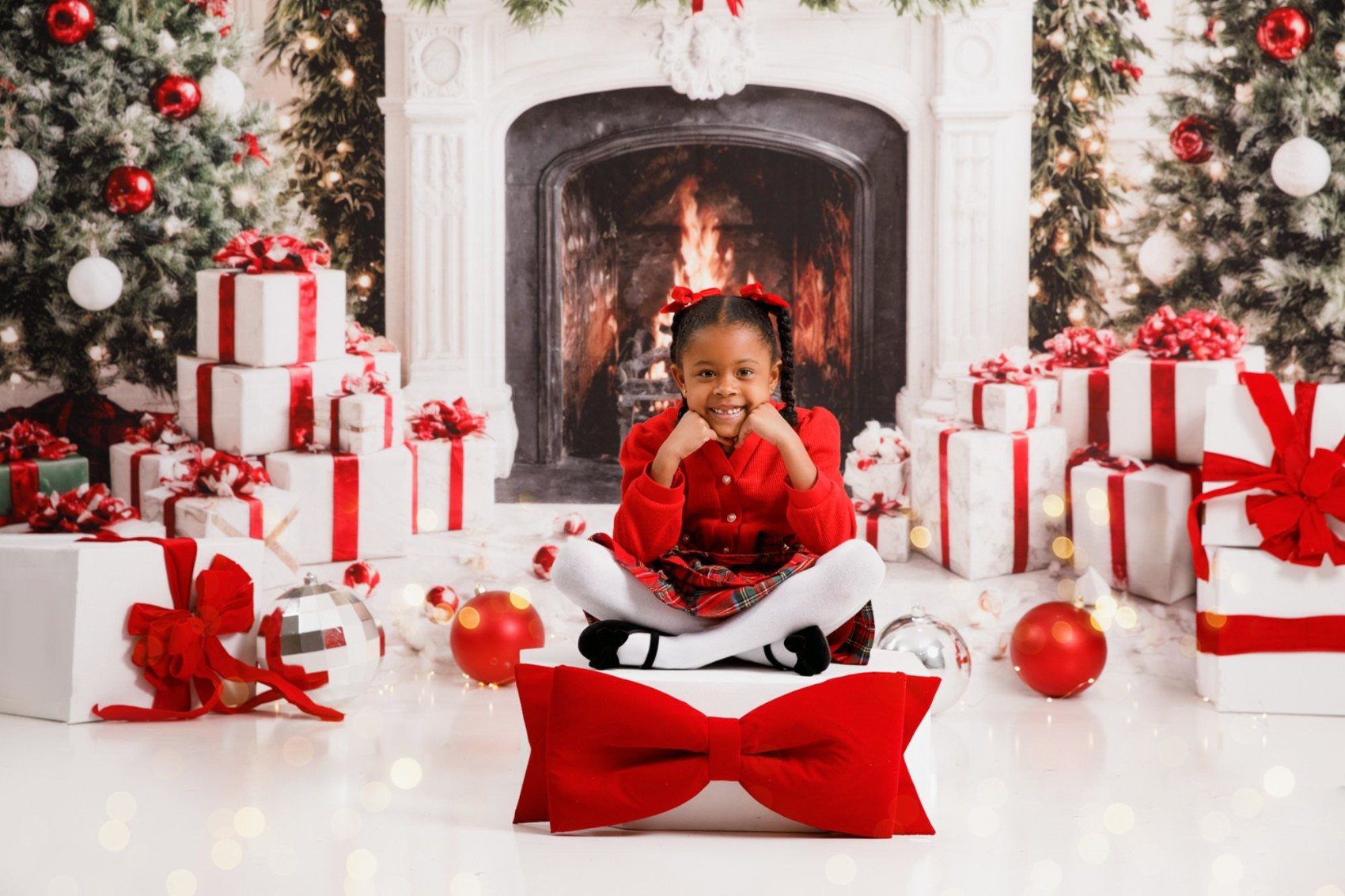 Christmas Noël mini session for DC, Maryland and Virginia families, classic red holiday backdrop